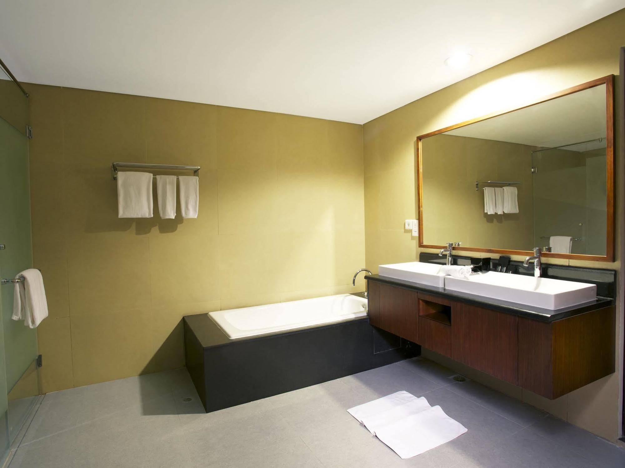 Hotel Neo+ Green Savana Sentul City Bogor Luaran gambar